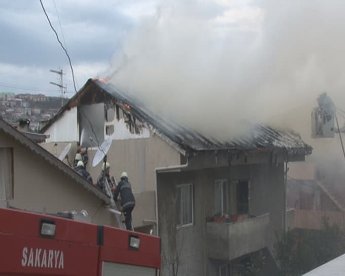 İki katlı evin çatısı yandı