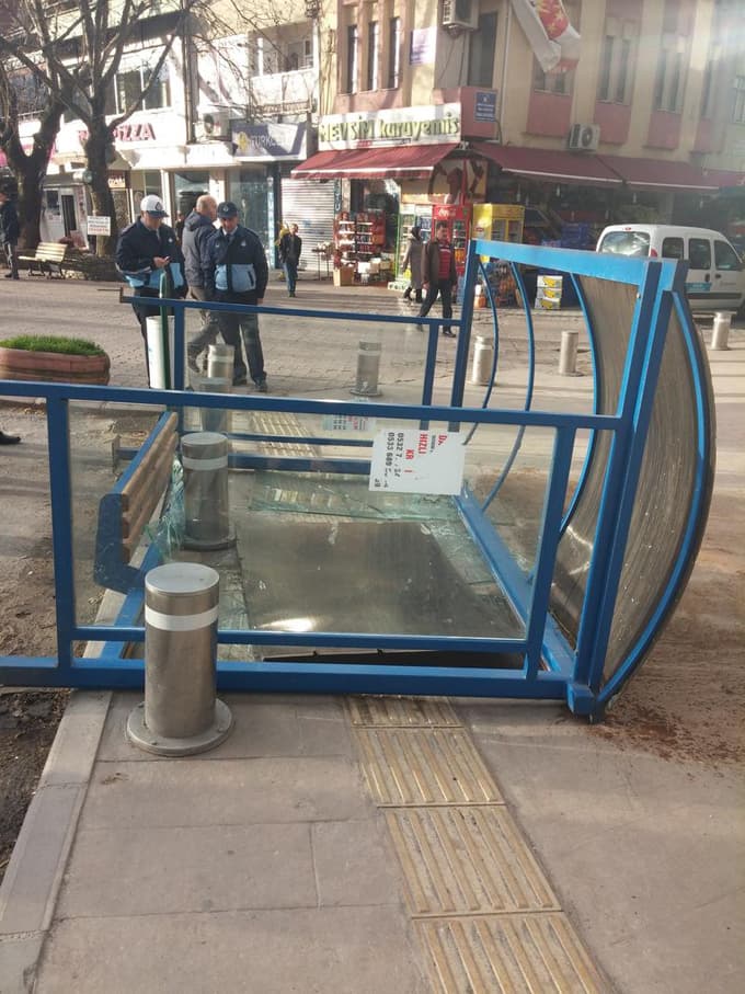 Akyazı'da otobüs durağı rüzgardan devrildi 