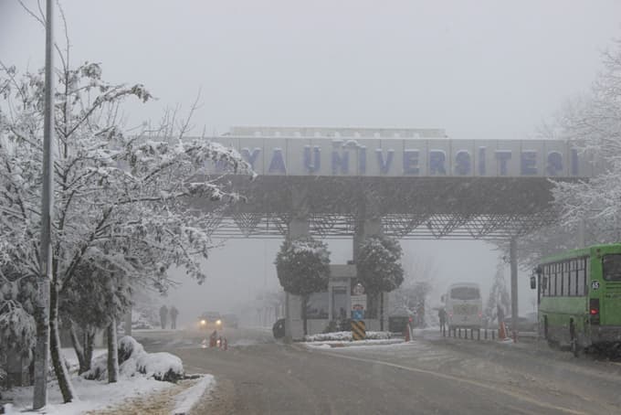 Sakarya Üniversitesi Kampüsü beyaza büründü