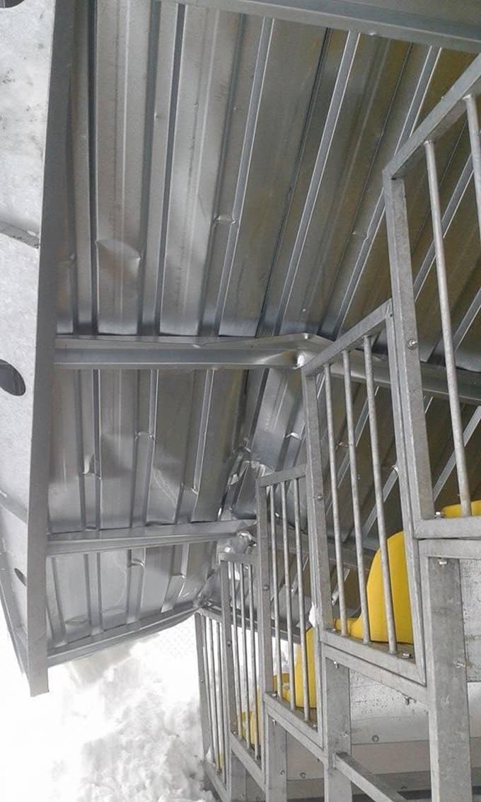 Akyazı'da Stadın tribün tavanı kar nedeniyle çöktü