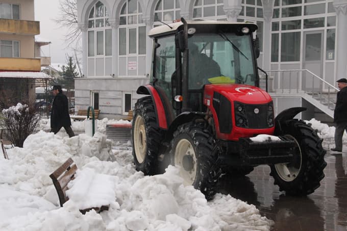 Muhtar gönüllü kar temizleme yapıyor