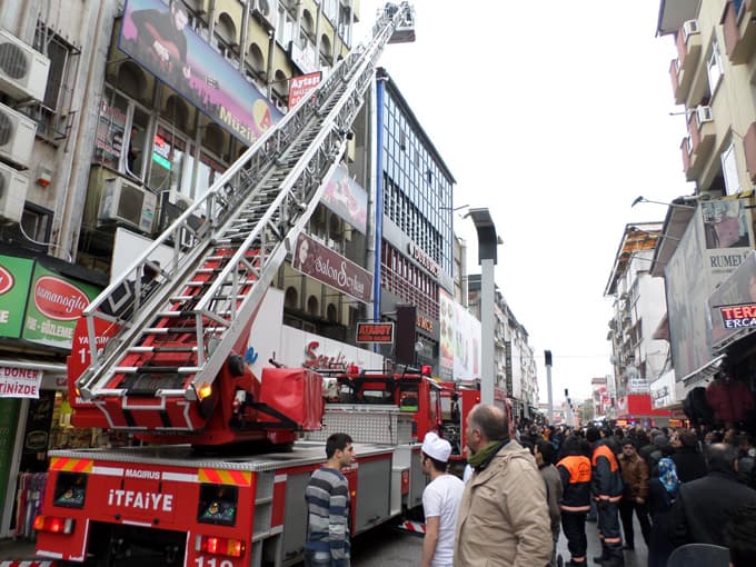 Dar sokakta yangın vatandaşa korkulu dakikalar yaşattı
