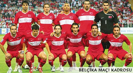 <p><font size="2"><font face="Arial">Aslında Milli Takım'ın ne kadar kısa s&uuml;rede değişime uğradığı Bel&ccedil;ika ve Bosna sınavlarında da ortaya &ccedil;ıktı. Fatih Terim, Bel&ccedil;ika ma&ccedil;ından ilk 11'de tam 7 farklı isme Bosna m&uuml;cadelesinde şans verdi. <font color="#333399">Bel&ccedil;ika ma&ccedil;ında ilk 11'de sahaya &ccedil;ıkan futbolculardan G&ouml;khan Zan, Emre Bel&ouml;zoğlu, G&ouml;khan G&ouml;n&uuml;l, Mehmet Topal, Semih Şent&uuml;rk ve Tuncay Şanlı, Bosna ve Estonya ma&ccedil;larının aday kadrosuna dahil edilmedi. </font></font></font></p><p><font face="arial,helvetica,sans-serif"><font size="2"><strong>EURO 2008 KADROSU</strong> </font></font></p><p><font face="arial,helvetica,sans-serif" size="2">Euro 2008'de, sakatlıklar sebebiyle her ma&ccedil;a farklı 11'le &ccedil;ıkan Milli Takım, 2010 D&uuml;nya Kupası elemelerinde de aynı sıkıntıları yaşıyor. Revizyon, rakip hocaları zorda bırakıyor. Bosna-Hersek'e karşı bir &ouml;nceki Bel&ccedil;ika karşılaşmasından 7 farklı isimle m&uuml;cadele eden Ay - Yıldızlılarda, tecr&uuml;be de kabuk değiştiriyor</font></p>