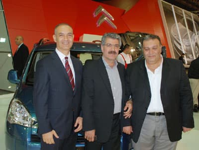 <p align="center"><font face="arial,helvetica,sans-serif" size="2">B&uuml;l Otomotiv Sahibi Fikret B&uuml;lb&uuml;l, Citroen yetkilileriyle sohbet etti.</font></p>