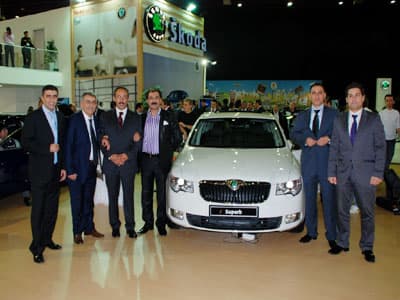 <p align="center"><font face="arial,helvetica,sans-serif" size="2">B&uuml;lb&uuml;ller Motorlu Ara&ccedil;lar Y&ouml;netim Kurulu Başkanı Mehmet B&uuml;lb&uuml;l; Y&uuml;ce Auto Genel M&uuml;d&uuml;r&uuml; Mahmut Kadirbeyoğlu ile kendisine aldığı aracın &ouml;n&uuml;nde basın mensuplarına poz verdi.</font></p>