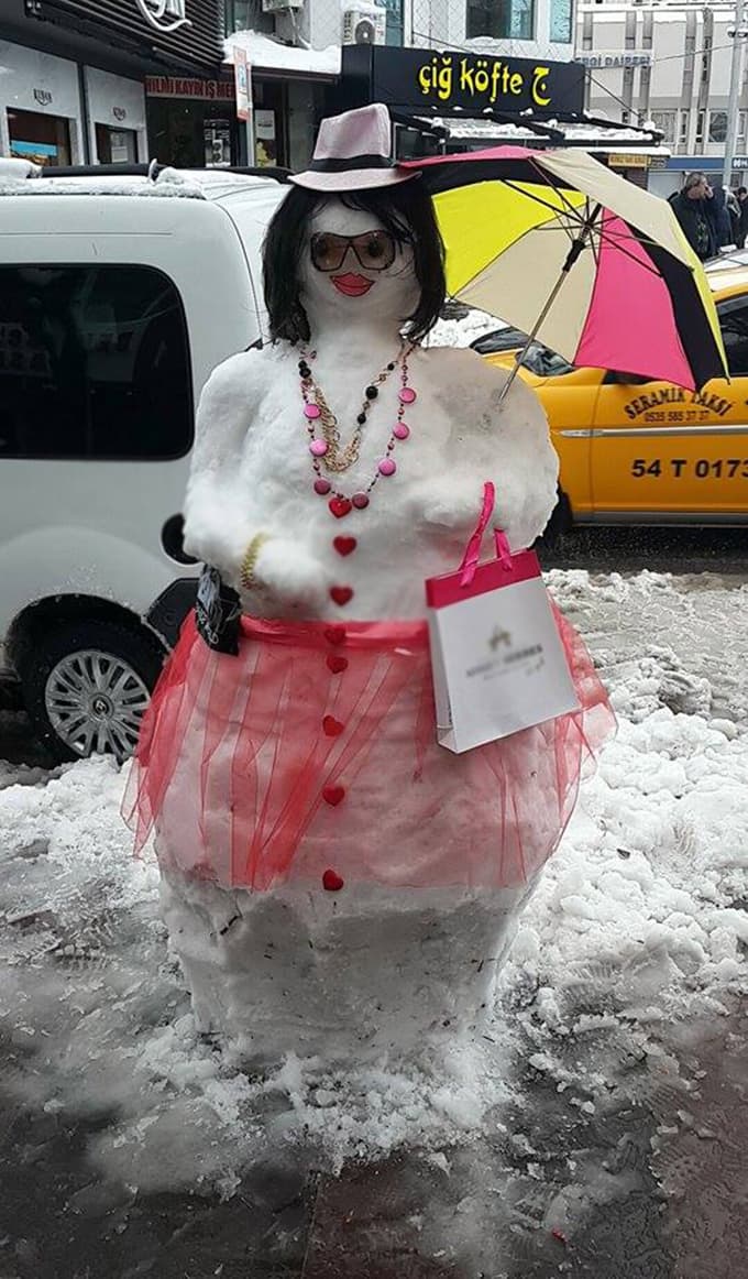 Kardan kadını gören fotoğraf çekmek için sıraya girdi