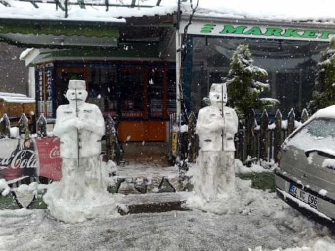 Sakaryalı vatandaşların yapmış olduğu, kardan hafızlar...