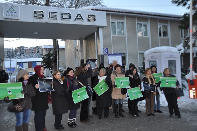 Elektrik kesintilerini protesto ettiler