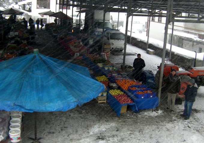 Taraklı pazarcı esnafı kar yağışından olumsuz etkilendi