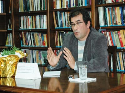 <font face="arial,helvetica,sans-serif"><font size="2">Yılmaz Taş&ccedil;ıoğlu, T&uuml;rk Klasik Edebiyatı ile Yeni Edebiyatı mukayesesi konuşunda da <font color="#333399">şunları s&ouml;yledi</font>; &quot;Klasik edebiyat her yerde ve her zaman bulunabilecek kavramın peşinedir. Oradaki sevgili g&uuml;zellik kavramının kendisini temsil ediyor. Mutlak g&uuml;zeli temsil ediyor. O y&uuml;zden Divan şiirinde 1.65 metre boyunda bir sevgili yoktur. O servi revan olacaktır. Yani g&uuml;zellik kavramını temsil etmesi, her zaman her yerde kabul edilebilir olması gerekir o y&uuml;zden divan şiirindeki aşk kavramı, herhangi bir somut birine d&ouml;n&uuml;k değildir. Kavramın kendisine duyulan soyut bir aşktır. Batı klasikleri i&ccedil;in de bu s&ouml;ylenebilir; klasik olmanın bir &ouml;zelliğidir. Zamanları ve mekanları aşmak. Yeni edebiyatının eskiden ayrıldığı noktalardan en &ouml;nemlisi de burasıdır. Klasik d&ouml;nemin d&uuml;ş&uuml;ncesi: bir hakikat vardır ve bu insana verilir. Oysa yeni d&ouml;nemde hakikat diye bir şey yoktur; ger&ccedil;ek vardır ve bu ger&ccedil;ekte bizim g&ouml;rd&uuml;ğ&uuml;m&uuml;zd&uuml;r. Akıl bunu araştırır bulur değerlendirir. B&ouml;ylece klasik şairin hi&ccedil; iltifat etmediği insanın gelip ge&ccedil;i&ccedil;i psikolojik durumları, toplumum gelip ge&ccedil;ici sosyolojik durumları yani belirli bir zamanda ve mekanda ge&ccedil;en olgu &ouml;nem kazandı. B&ouml;ylece edebiyat tarih&ccedil;ilerinin &ouml;nemle vurguladıkları bireyin kendini keşfi, bireyin tabiatı keşfi kavramları ortaya &ccedil;ıktı.&quot;<br /><br />Kitapseverlerin yoğun ilgisini &ccedil;eken &quot;İl &Ouml;zel İdaresi K&uuml;t&uuml;phanesi K&uuml;lt&uuml;r Sohbetleri&quot;, devam edecek.</font><br /></font>