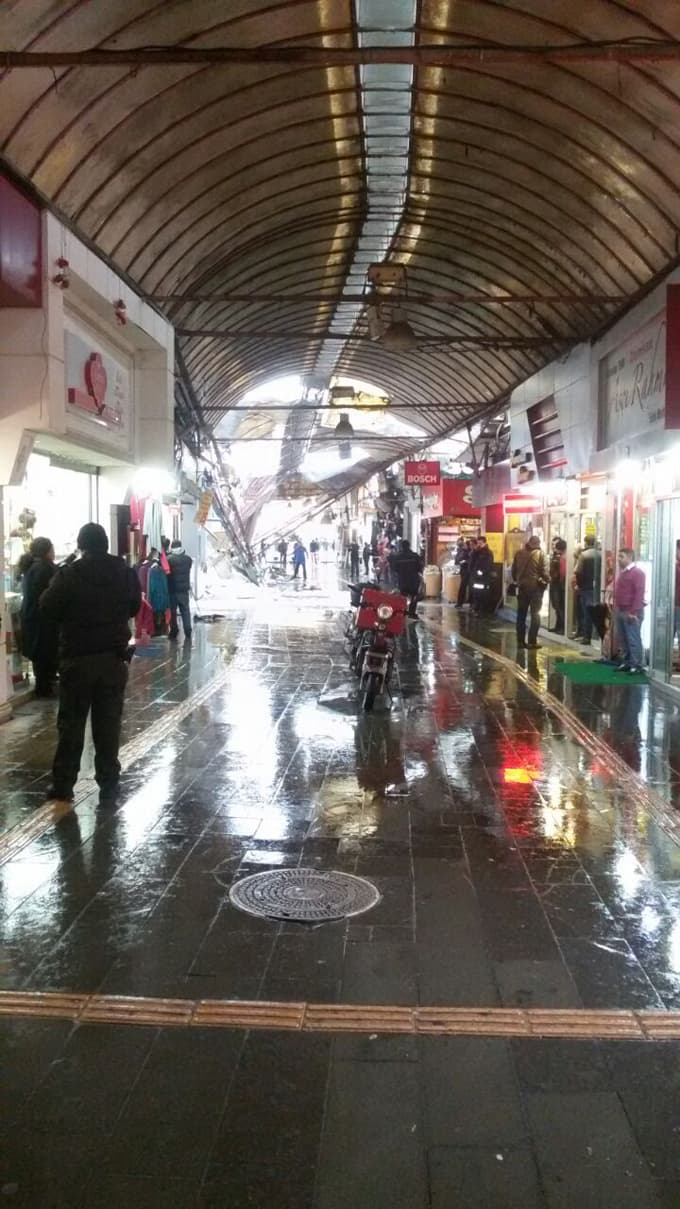 Uzun Çarşı'nın çatısı çöktü