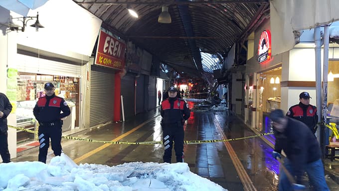 Uzun Çarşı'nın çatısı çöktü