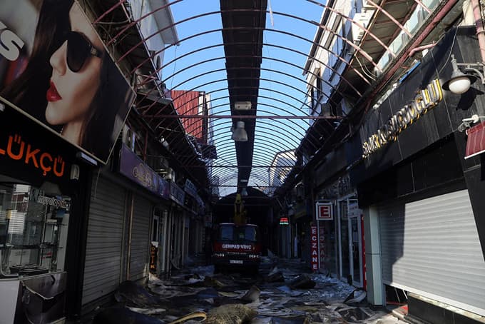 Uzun Çarşı'nın çatısı çöktü