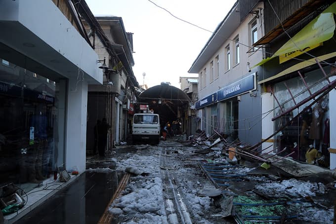 Uzun Çarşı'nın çatısı çöktü