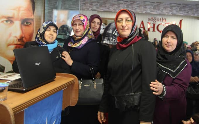 Ak Kadın Söğütlü'de başkanlığa yeniden Çiğdem Başkan seçildi