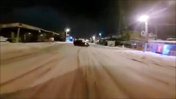 Karlı yolda tehlikeli gösteri