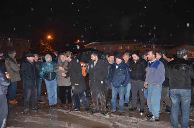 Öfkeli kalabalık SEDAŞ'ı bastı
