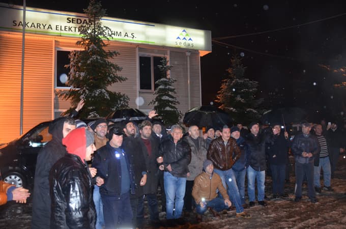 Öfkeli kalabalık SEDAŞ'ı bastı