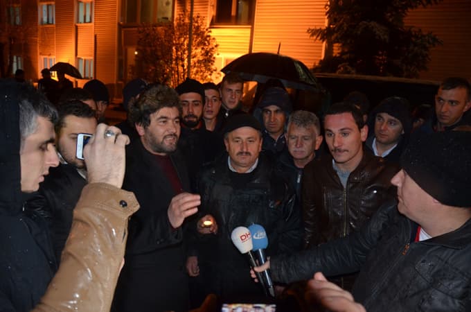 Öfkeli kalabalık SEDAŞ'ı bastı