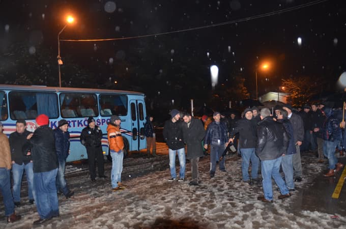 Öfkeli kalabalık SEDAŞ'ı bastı
