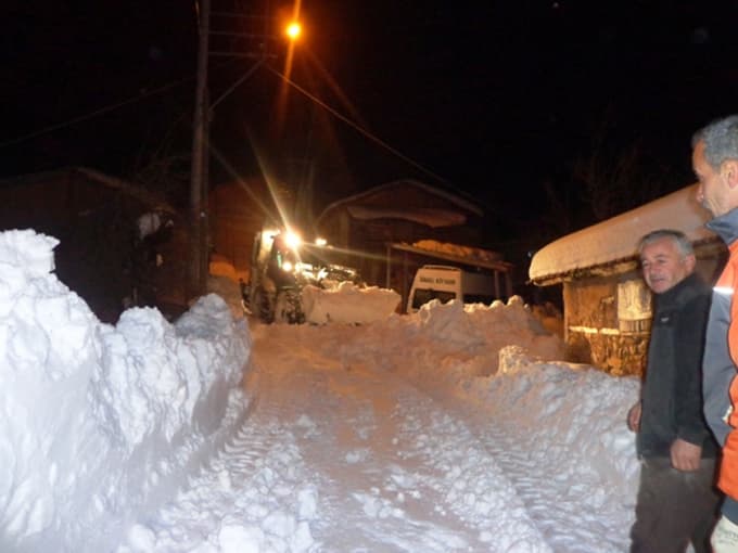 Ekipler gece gündüz yolları açmak için çalıştı