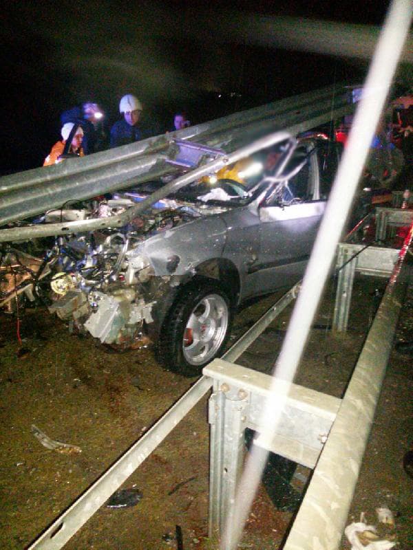 Otomobil bariyerlere çarptı, sürücü ölümden döndü