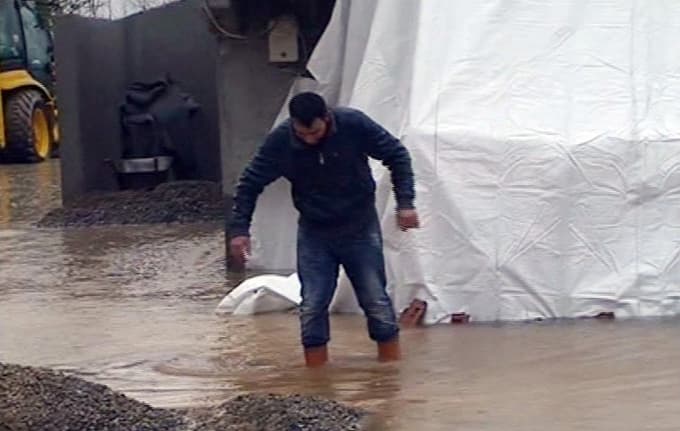 Kar yağdı, mahalle sular altında kaldı