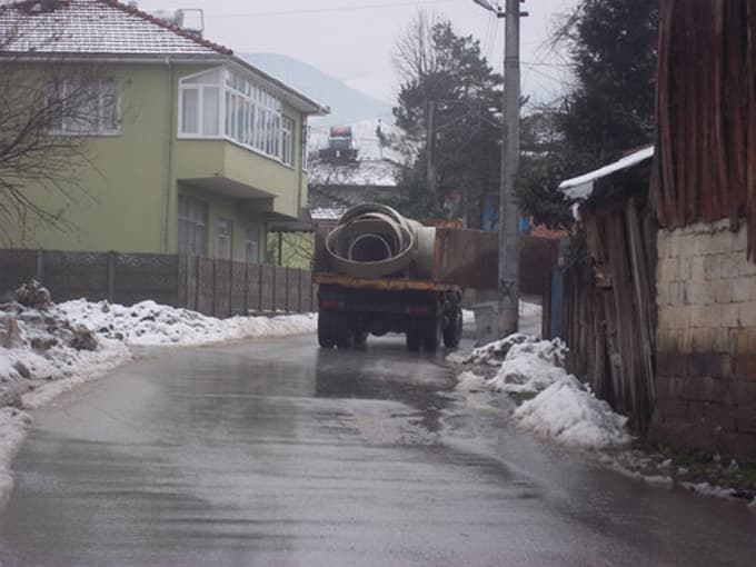 Kamyonun açılan arka kapağı yayayı yaraladı