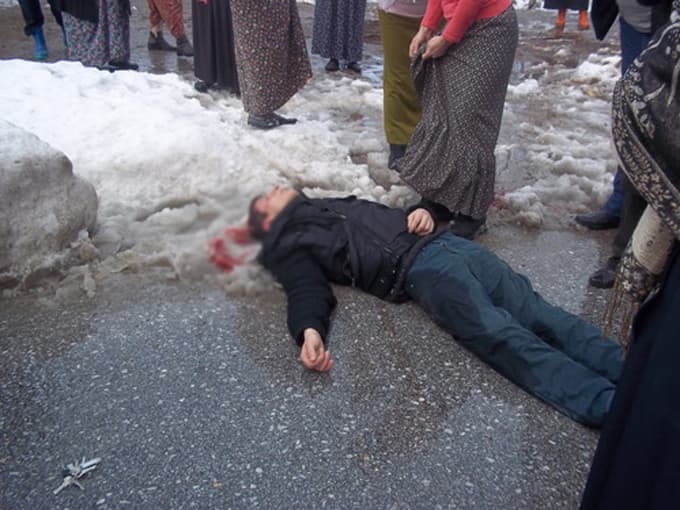 Kamyonun açılan arka kapağı yayayı yaraladı