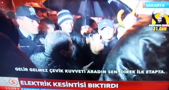 Öfkeli kalabalık SEDAŞ'ı bastı