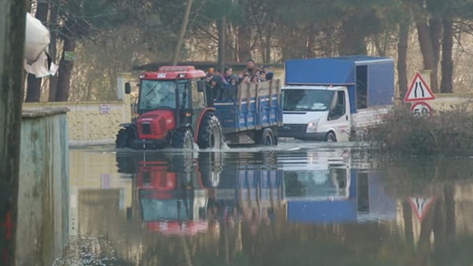 Longoz taştı öğrenciler traktörle okula gittiler