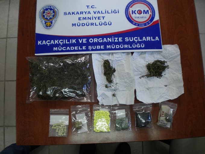 Polis uyuşturucu madde tacirlerini suçüstü yakaladı