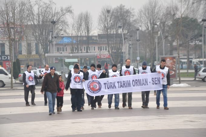 Maaşlarını alamayan memurlar bordro yaktı