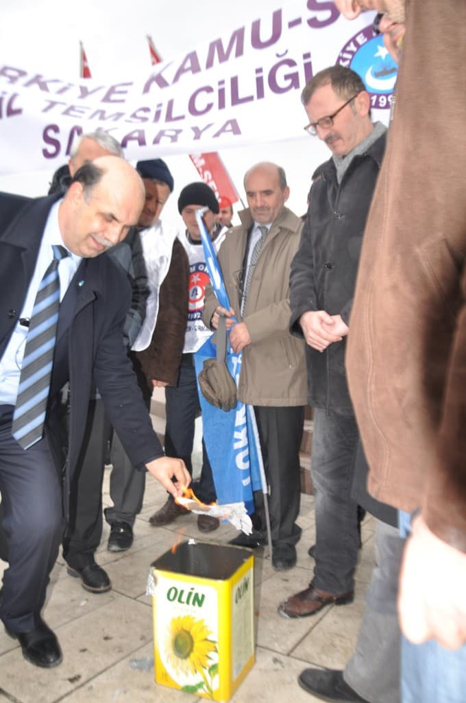 Maaşlarını alamayan memurlar bordro yaktı