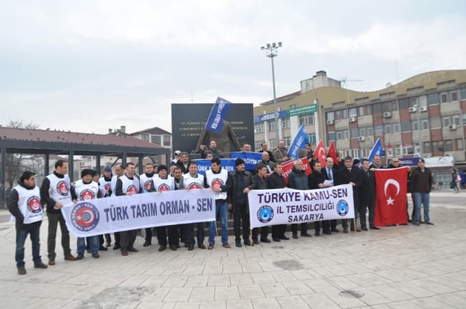 Maaşlarını alamayan memurlar bordro yaktı