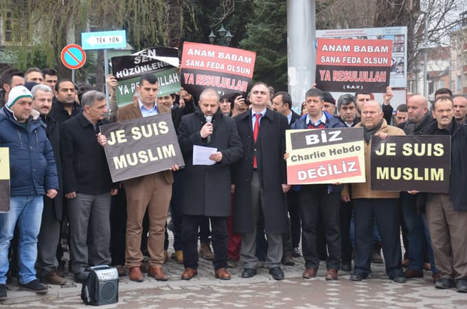 Sapanca İHH'dan 'Peygamberlere hakarete hayır' tepkisi