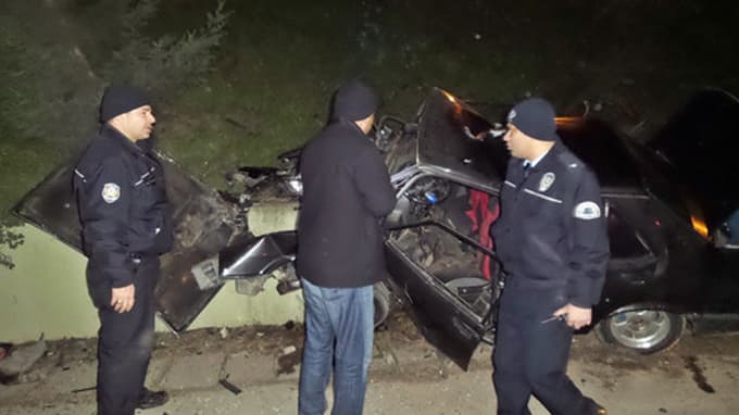 Çaldıkları araçla kaza yaptılar