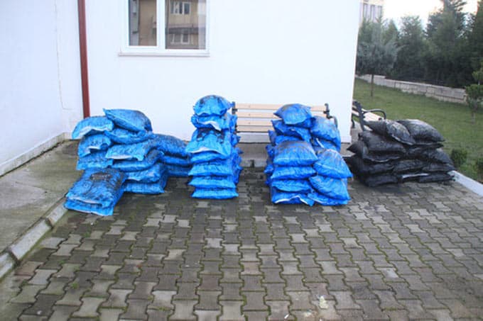 Kiralık otomobille evlerden kömür çalan 2 kişi yakalandı