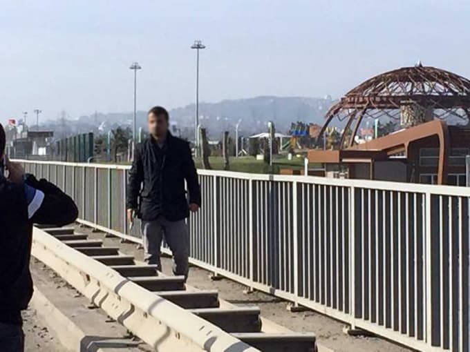 Sevgilisi terk etti, köprüde tabancayla intihara kalkıştı

