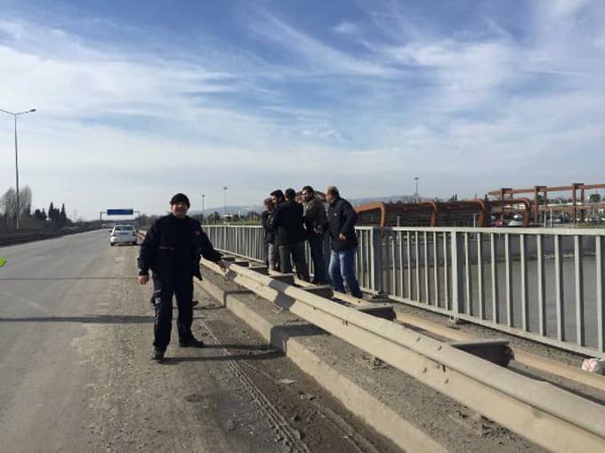 Sevgilisi terk etti, köprüde tabancayla intihara kalkıştı
