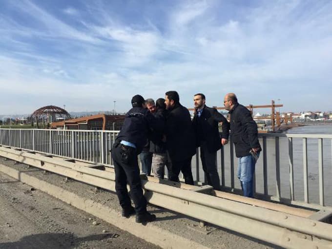 Sevgilisi terk etti, köprüde tabancayla intihara kalkıştı
