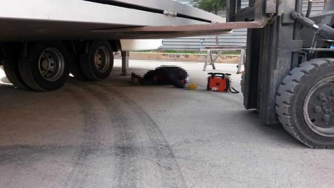 Tamirhanede TIR dorsesi kapağının altında kalan işçi öldü