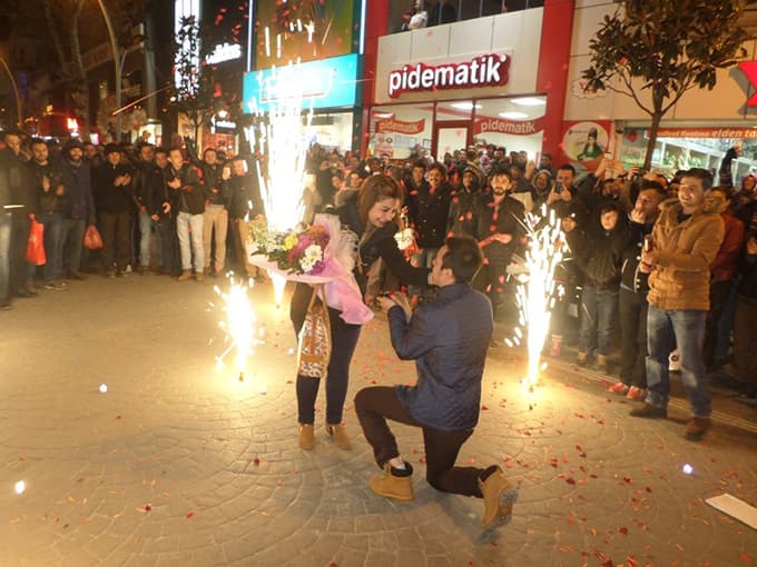 Çark Caddesi'nde sürpriz evlenme teklifi...