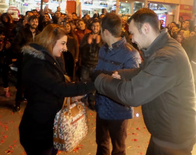 Çark Caddesi'nde sürpriz evlenme teklifi...