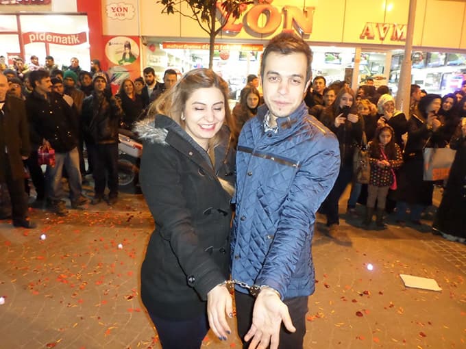Çark Caddesi'nde sürpriz evlenme teklifi...