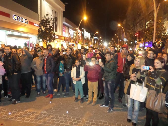 Çark Caddesi'nde sürpriz evlenme teklifi...