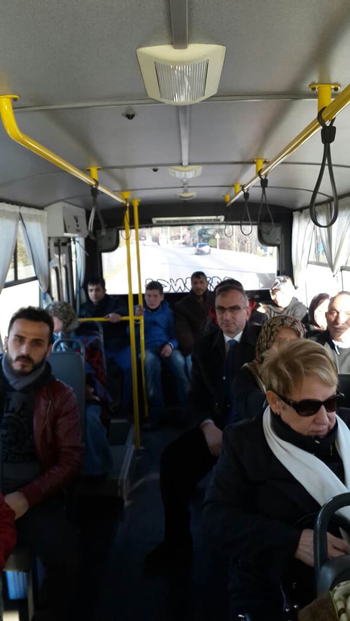 Yılmazer, halk otobüsüyle yolculuk yaparak vatandaşı dinledi
