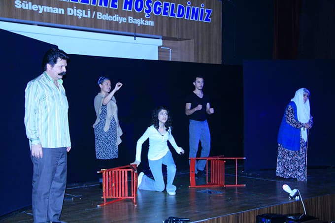Eğitimcileri ağlatan tiyatro