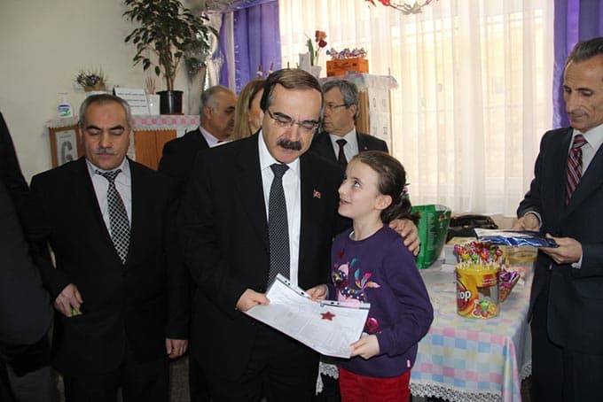 Öğrenciler yarıyıl tatili karnelerini Vali Coş'dan aldı