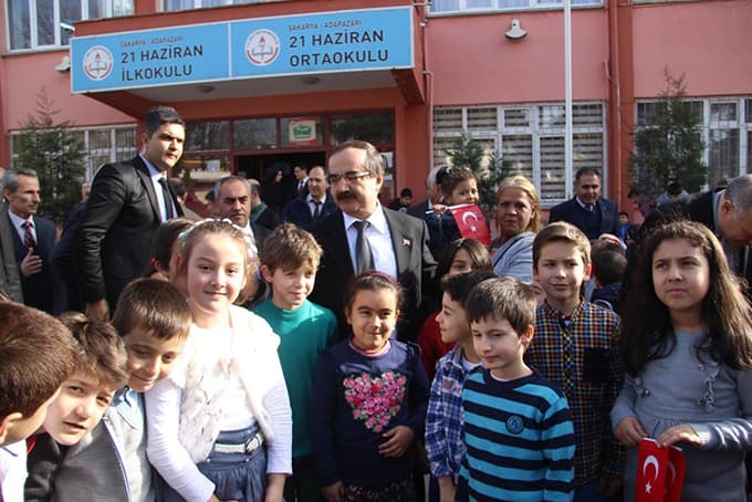 Öğrenciler yarıyıl tatili karnelerini Vali Coş'dan aldı